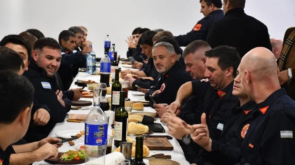 Cena por el Día de Bomberos 